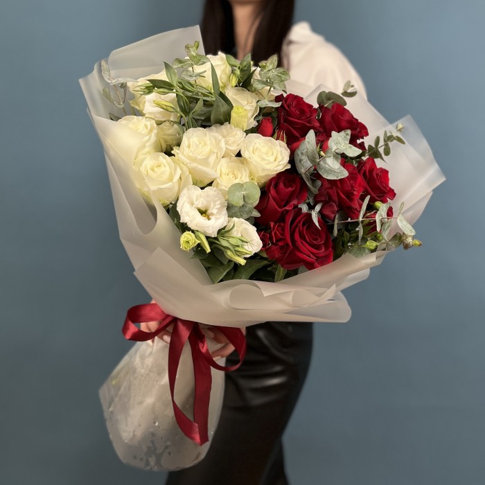 Букет романтика в красном и белом